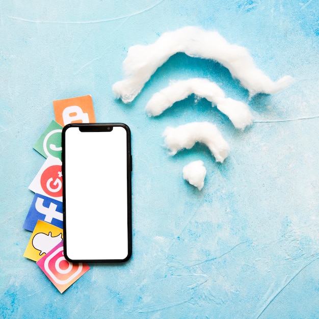 Telefone móvel e ícone de mídia social vívido ao lado de símbolo de wi-fi de algodão
