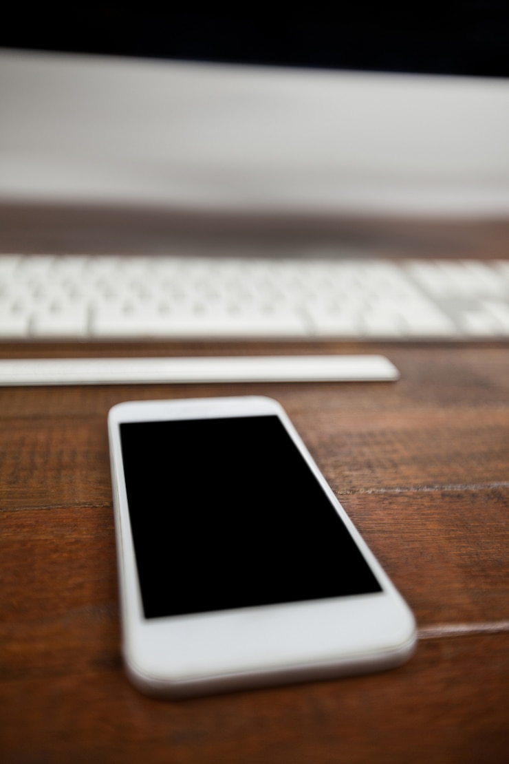 Foto grátis telefone móvel e teclado