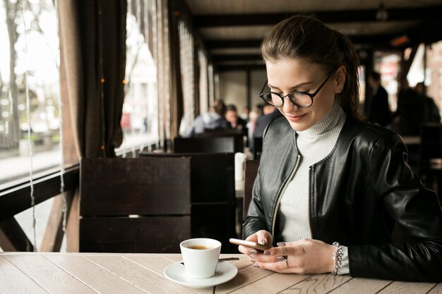 Telefone mulher de café de negócio feliz