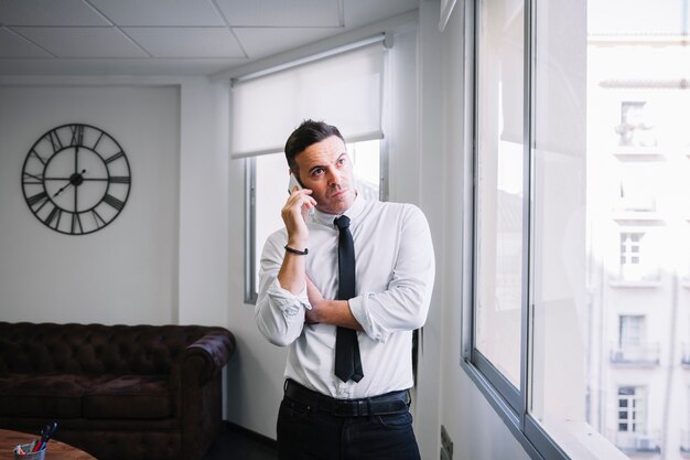 Foto grátis telefonista expressivo empresário