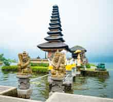 Foto grátis templo de água no lago bratan