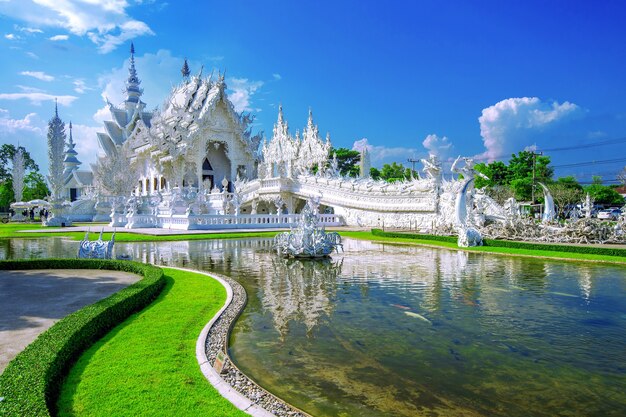 Templo de Wat Rong Khun (Templo Branco) em CHIANG RAI, TAILÂNDIA.