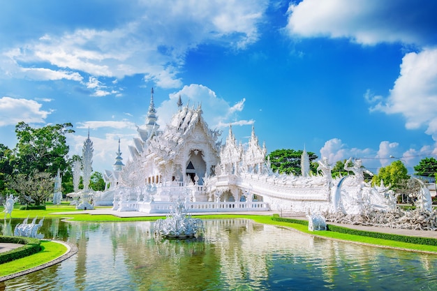 Foto grátis templo de wat rong khun (templo branco) em chiang rai, tailândia.