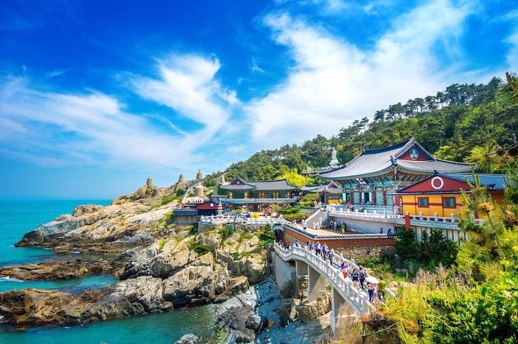 Foto grátis templo haedong yonggungsa e mar de haeundae em busan, templo budista em busan, coreia do sul