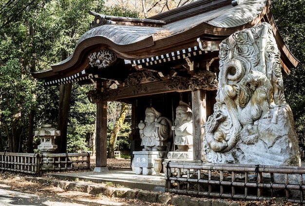 Templo japonês com estátuas