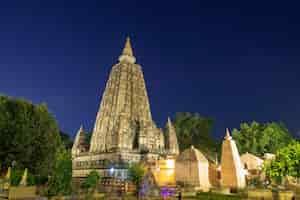 Foto grátis templo mahabodhi à noite bodh gaya índia o local onde gautama buda alcançou a iluminação