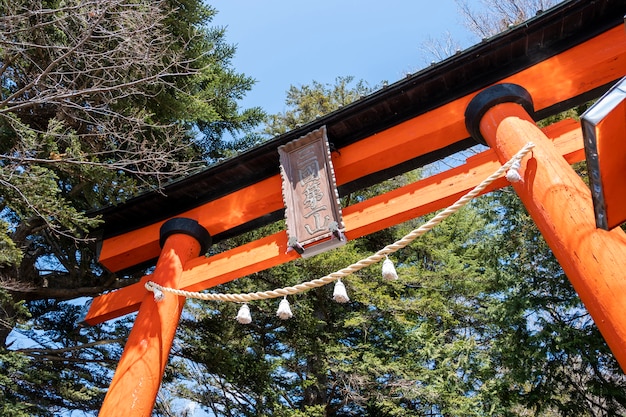 Foto grátis templo vermelho do santuário de torii, japão