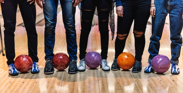 Tempo com amigos em uma pista de boliche