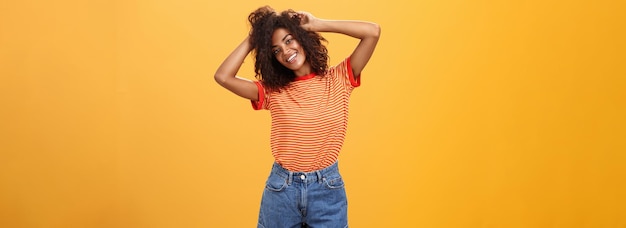 Foto grátis tempo começar a viver a vida mais plena alegre optimista mulher se divertindo durante as férias inclinando a cabeça