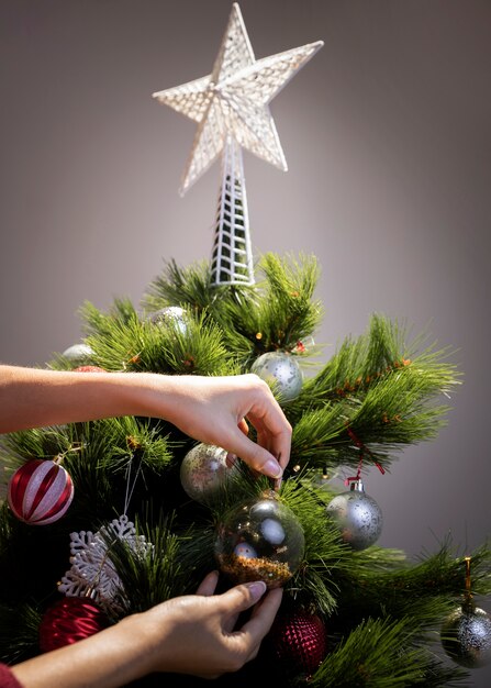 Tempo de decoração de árvore de Natal de ângulo alto