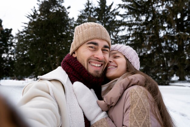 Tempo de inverno de casal feliz de tiro médio