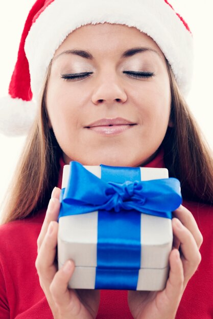 Tempo de Natal - Linda mulher segurando um presente