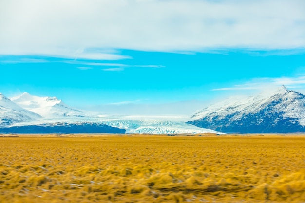 Temporada Invernal da Islândia da montanha coberta de neve.