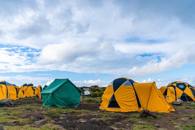 Tendas em acampamento na montanha Kilimanjaro