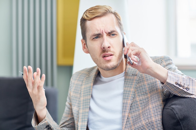 Tendo conversa telefônica tensa