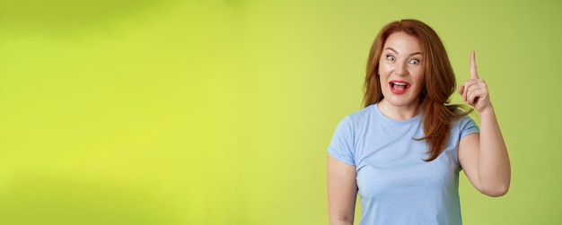 Foto grátis tenho uma excelente solução de ideia lá em cima excitada inteligente criativa mulher madura de meia-idade cabelo ruivo