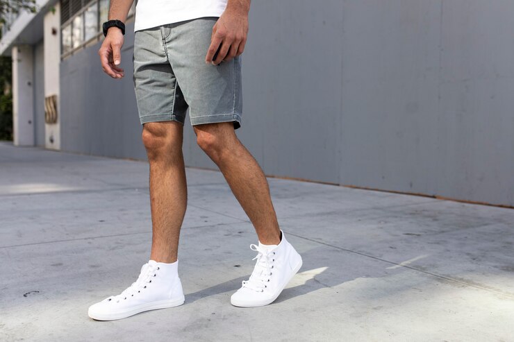 Foto grátis tênis masculino de tornozelo branco roupas estilo de rua