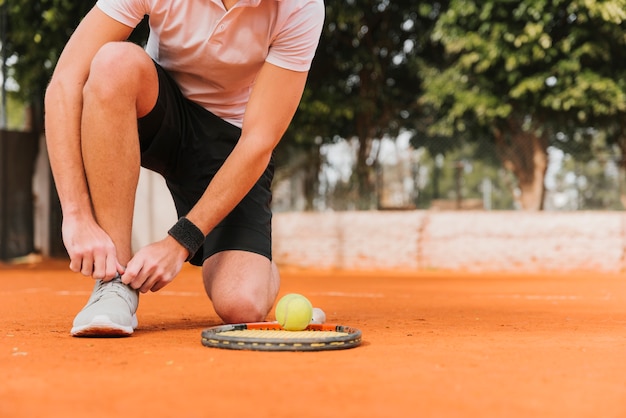 Foto grátis tenista, amarrando, seu, shoelaces