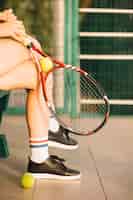 Foto grátis tenista em repouso após um treino