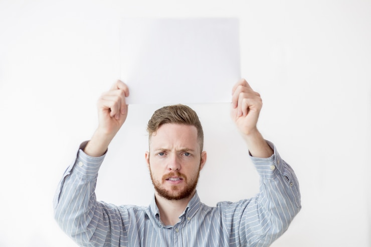 Foto grátis tensed man holding folha de papel acima da cabeça