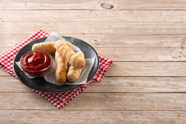 Foto grátis tequenos latino-americanos recheados de queijo na mesa de madeira