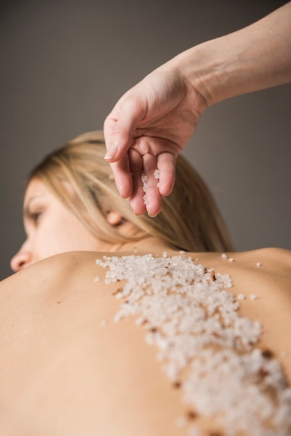 Terapeuta, aplicando, sal, jovem, mulher, costas
