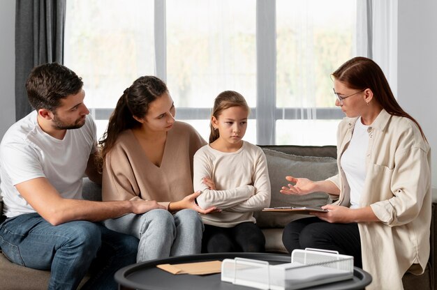 Terapeuta de tiro médio discutindo com a família