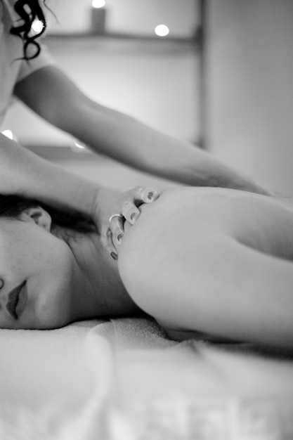 Foto grátis terapêutica de massagem em processo de trabalho