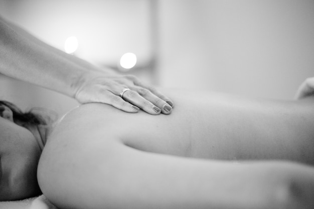 Terapêutico anônimo massaging woman