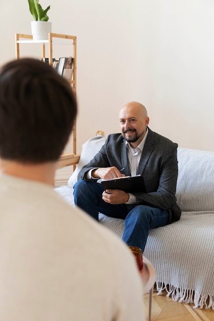 Foto grátis terapia de família em consultório de psicólogo