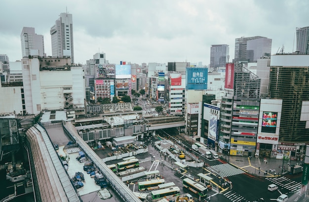 Foto grátis terminal de ônibus na cidade com edifícios