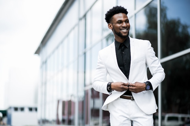 Foto grátis terno clássico elegante preto usando estilo