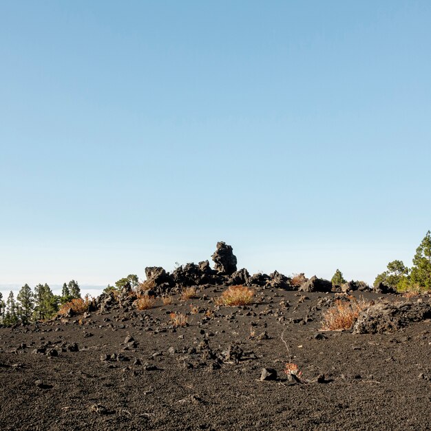 Terreno de montanha vazia com céu claro