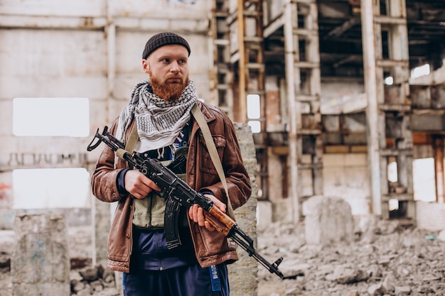 Foto grátis terrorista com armas de fogo e soldados