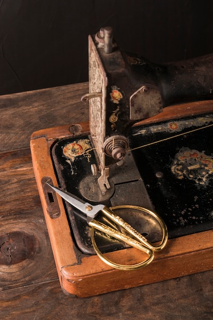 Foto grátis tesoura bonita na velha máquina de costura