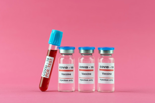 Teste Covid19 e arranjo de frascos de vacina