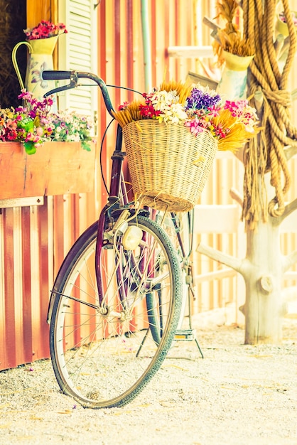 Foto grátis teste padrão retro bicicleta decoração com flores