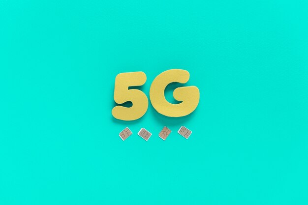 Texto de 5g no fundo liso com cartões sim