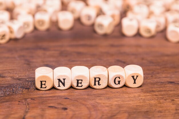Texto de energia escrito cubos sobre a mesa