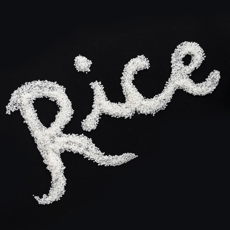 Foto grátis texto escrito com arroz cru em fundo preto