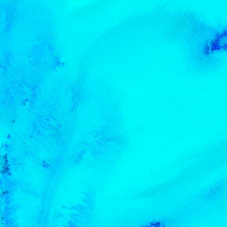 Foto grátis textura artística da lavagem da aguarela em cores azuis pálidas