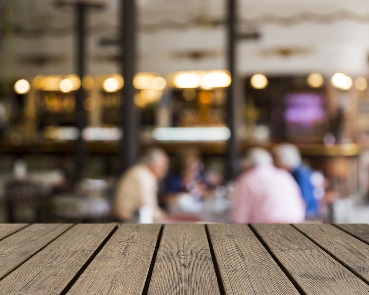 Foto grátis textura de madeira à procura de pessoas no restaurante