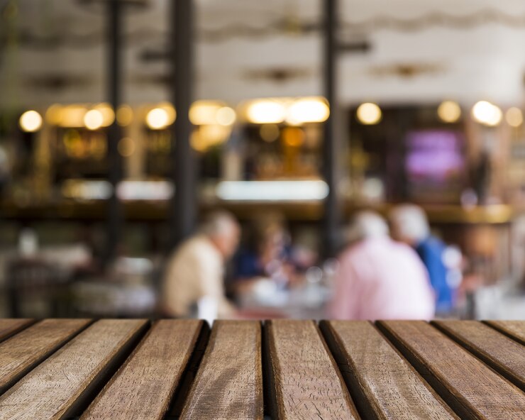 Foto grátis textura de mesa à procura de homens no bar