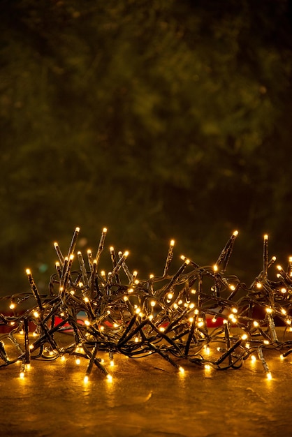 Textura de natal com luzes amarelas festivas no fundo escuro Foto Premium