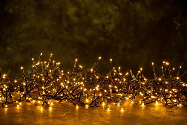 Textura de Natal com luzes amarelas festivas no fundo escuro