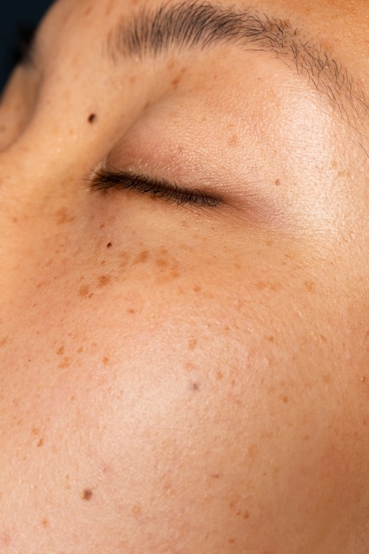 Foto grátis textura de pele normal de mulher de vista lateral