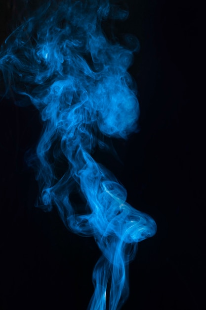 Textura de sobreposição de fumaça azul contra fundo preto