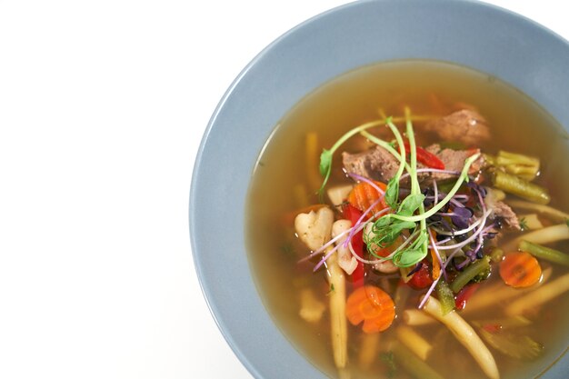 Tigela azul com sopa de vegetais apetitosa e saudável