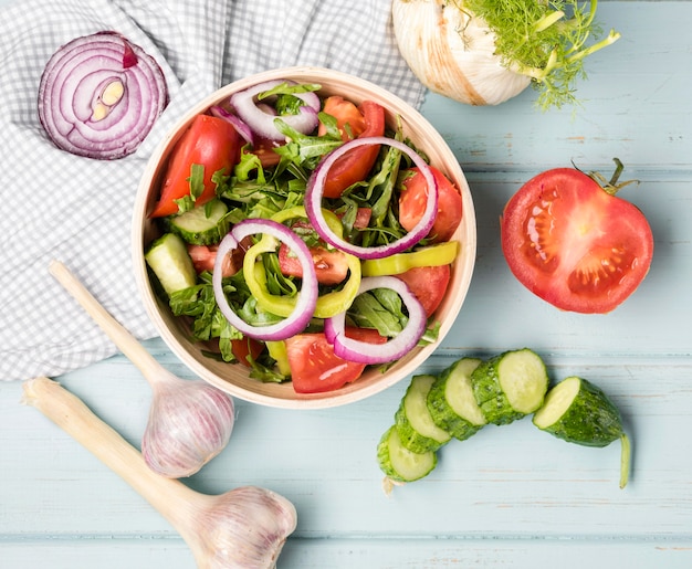 Foto grátis tigela cheia de salada saudável