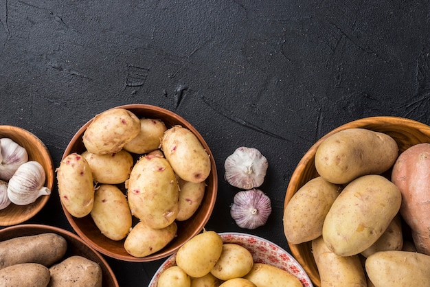 Tigela com batatas e cópia-espaço